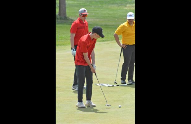  Bulldog Golf Gets a Preview of District Course